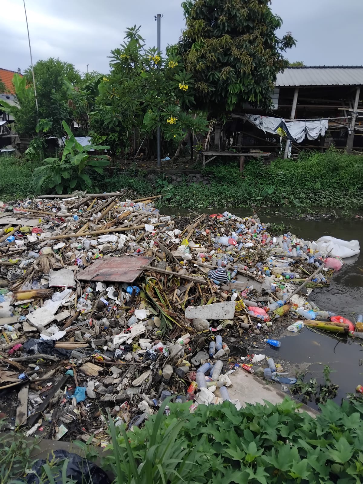 Atensi Laporan Masyarakat Terkait Tumpukan Sampah di Sungai.