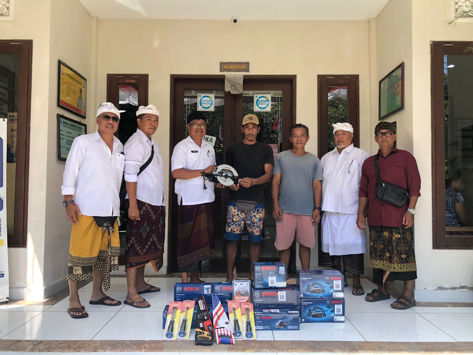 PENYERAHAN ALAT PERTUKANGAN KEPADA RTM SANUR KAUH