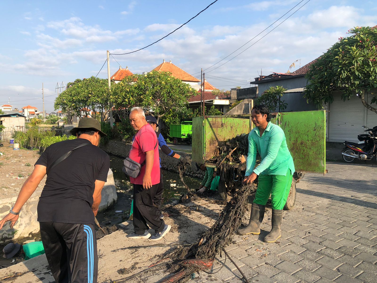 JUMAT BERSIH DI TUKAD LOLOAN UTARA
