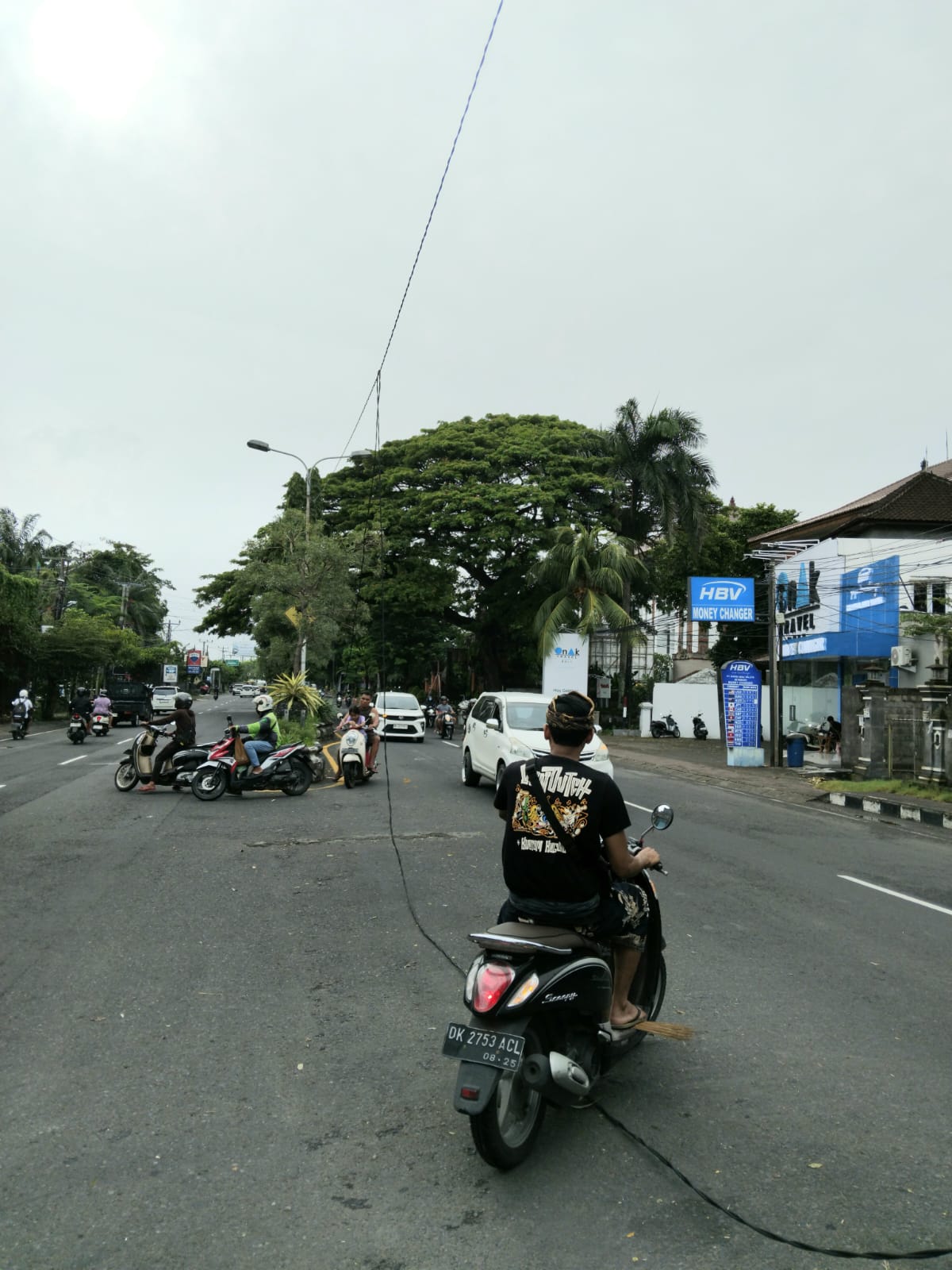 ATENSI KABEL YANG MELINTANG DI JALAN