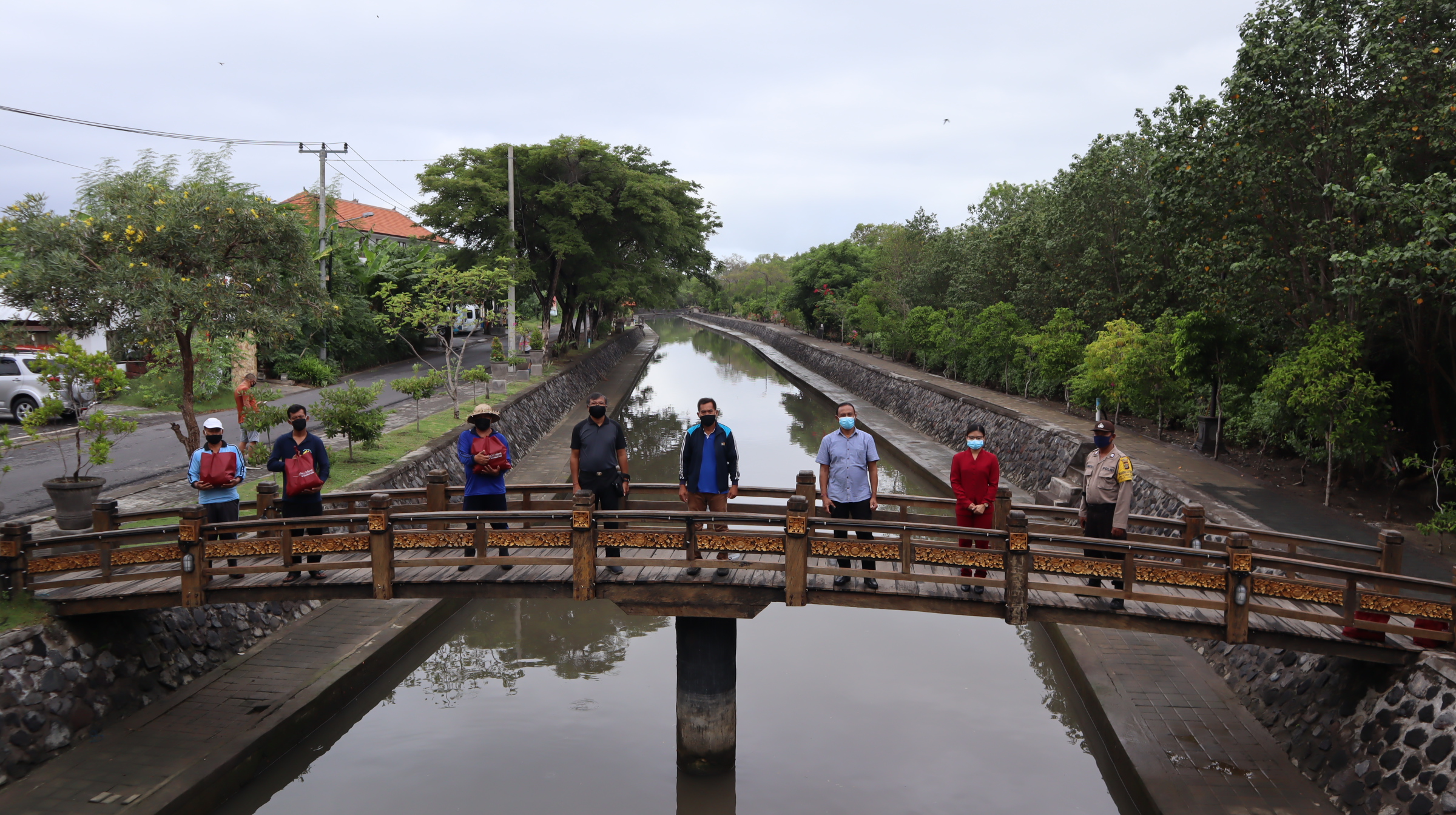 KSP ARTA SRI SEDANA BANJAR BETNGANDANG MEMBERIKAN PAKET SEMBAKO KEPADA PETUGAS KEBERSIHAN TUKAD LOLOAN