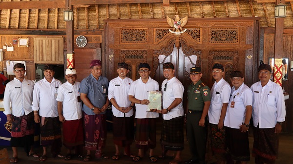 PENYERAHAN SERTIFIKAT TANAH MUNTIG SIOKAN DARI BADAN PERTANAHAN KOTA KEPADA PEMERINTAH KOTA DENPPASAR