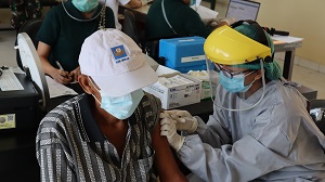 PELAKSANAAN VAKSINANSI MASAL DESA SANUR KAUH MENUJU SANUR GREEN ZONE