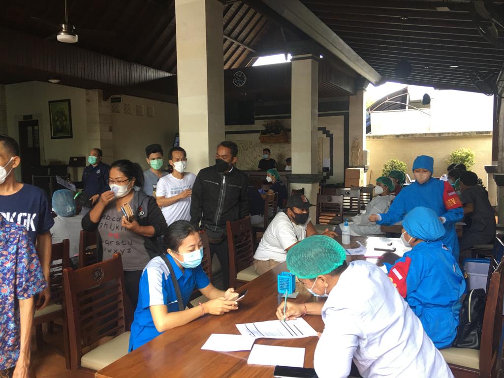 VAKSINASI KEDUA POLSEK DENPASAR SELATAN DI DESA SANUR KAUH