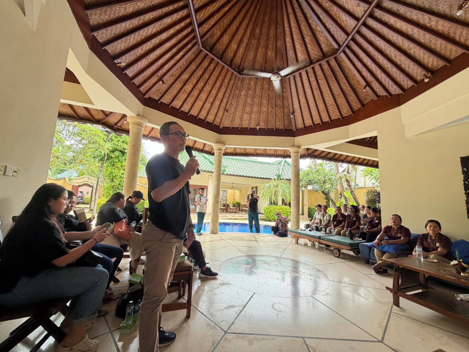 SOSIALISASI PEMILAHAN SAMPAH VILLA EMERLAND SANUR